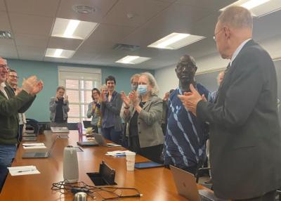  Adéẹ̀kọ́ surrounded by clapping colleagues 