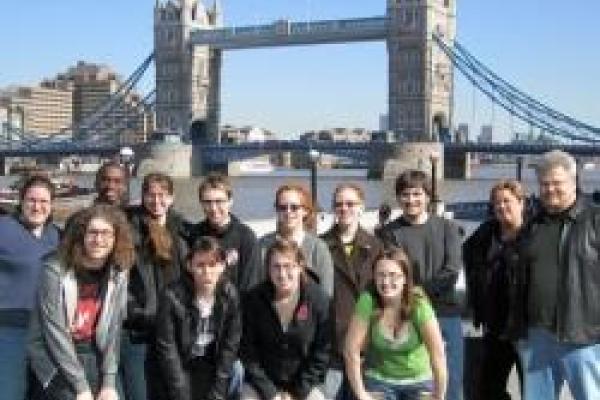 Professor Hannibal Hamlin and his students in front of the London Bridge